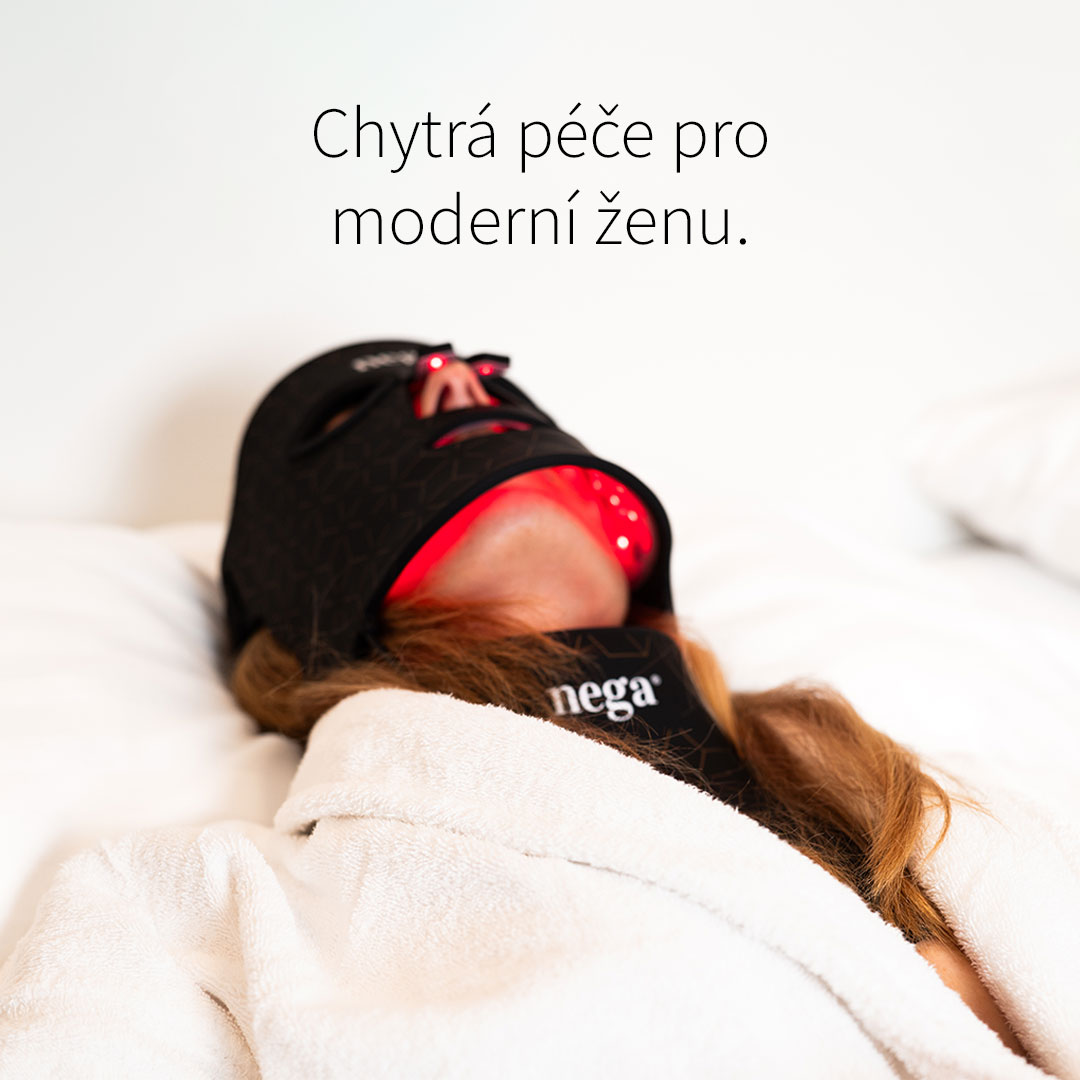 Žena používá LuxGlow LED masku v posteli